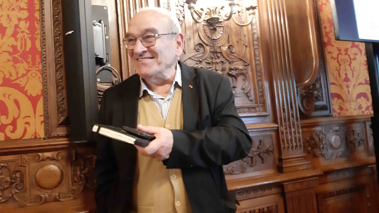 Z2510-10 AG GDG Paris 80 - aux Gueules Cassées - Elrick Irastorza, notre président, clôt la réunion