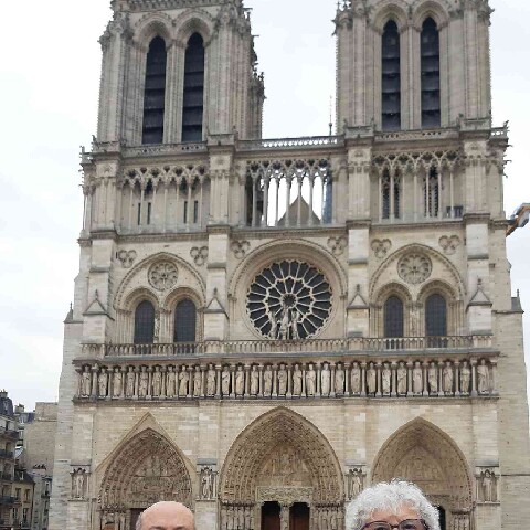 Z2510-10 AG GDG Paris 11 - B&M Perrin devant la cathédrale de Paris