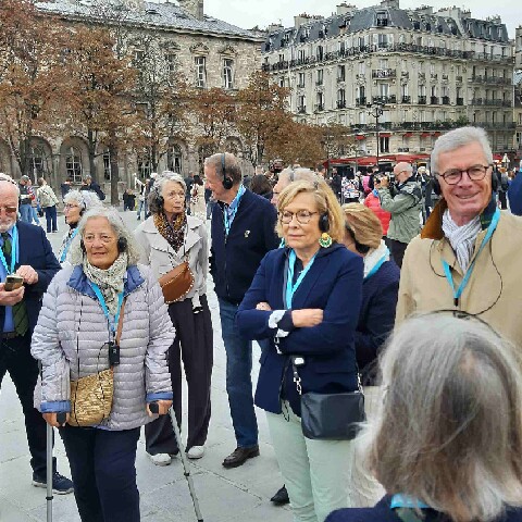 Z2510-10 AG GDG Paris 12 - GDGs sur le parvis de la cathédrale