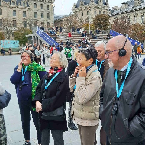 Z2510-10 AG GDG Paris 13 - GDGs sur le parvis de la cathédrale