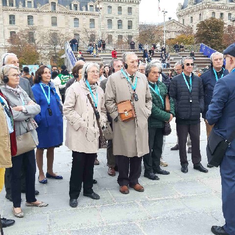 Z2510-10 AG GDG Paris 14 - GDGs sur le parvis de la cathédrale