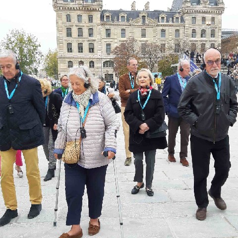 Z2510-10 AG GDG Paris 23 - GDGs sur le parvis de la cathédrale