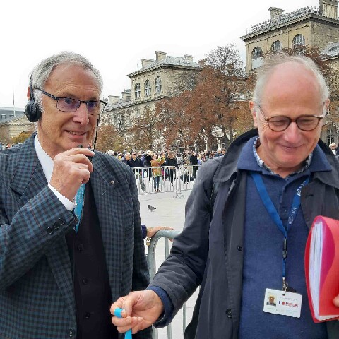 Z2510-10 AG GDG Paris 60 - la cathédrale - notre secrétaire remercie Mr Poncelet, notre guide