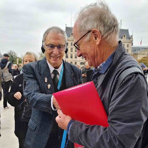 Z2510-10 AG GDG Paris 60a - la cathédrale - Le secrétaire remet un cadeau promo au guide de ND