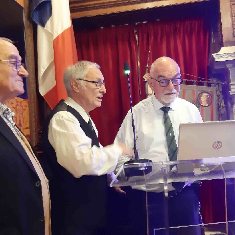 Z2510-10 AG GDG Paris 75 - aux Gueules Cassées - Bon, il y a un bug avec le vidéoprojecteur !